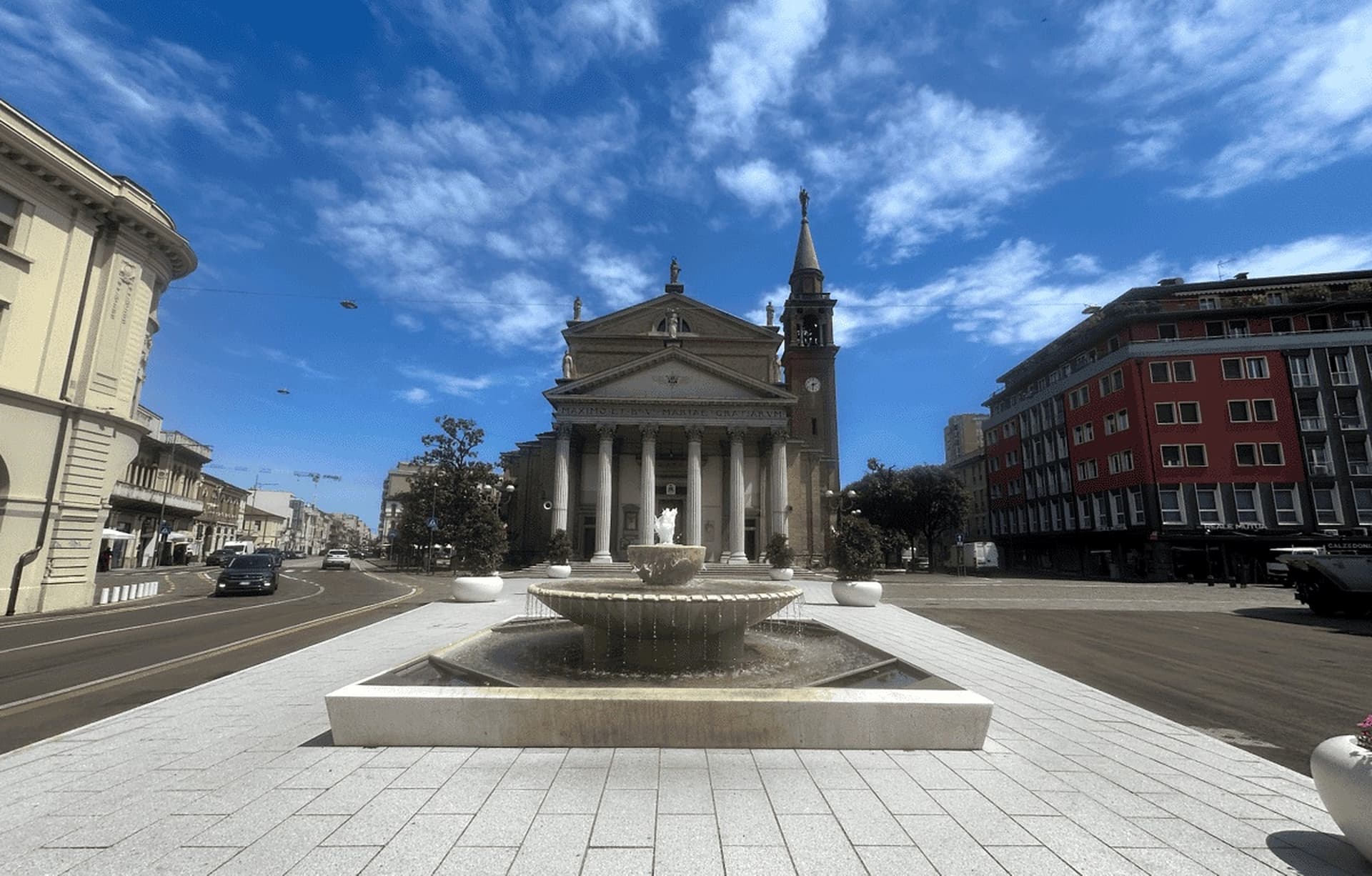 Piazza del Duomo con fontana